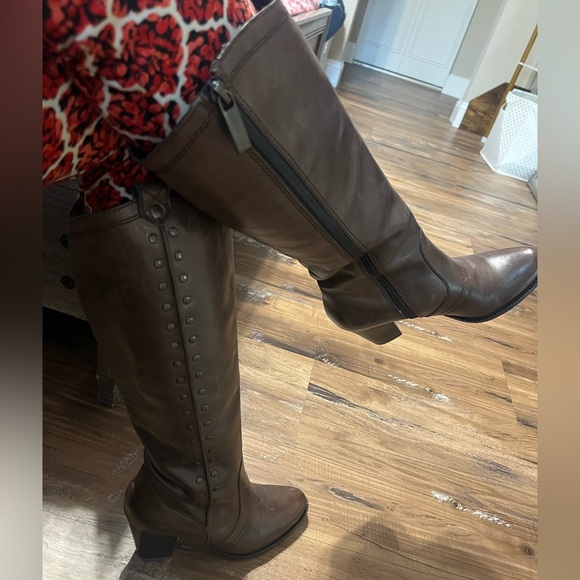 Reba Women’s size 7 1/2  tall zip up boots dark Brown with heel - Picture 4 of 15
